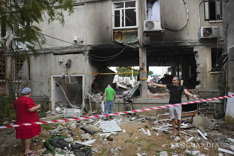 $!Israelíes inspeccionan un edificio residencial dañado tras recibir el impacto de un proyectil disparado desde la Franja de Gaza, en Ashkelon, Israel.