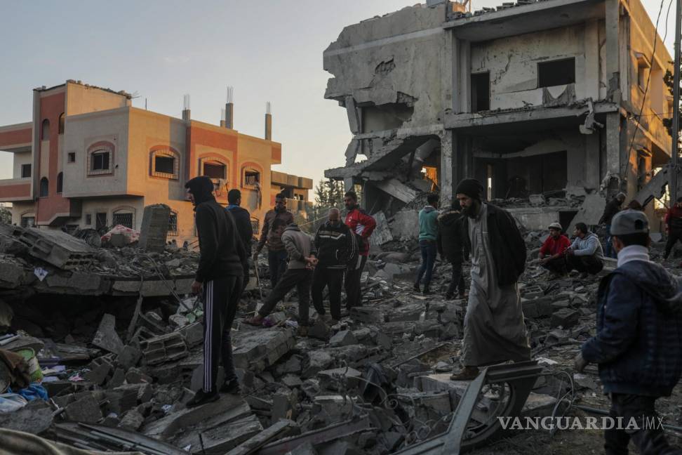 $!Palestinos buscan a sobrevivientes de un bombardeo aéreo israelí, cerca del campo de refugiados en Al Nusairat.
