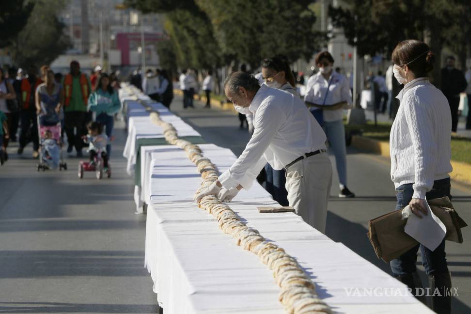 $!Saltillo rompe Récord Guinness al elaborar la Rosca de Reyes más grande del mundo