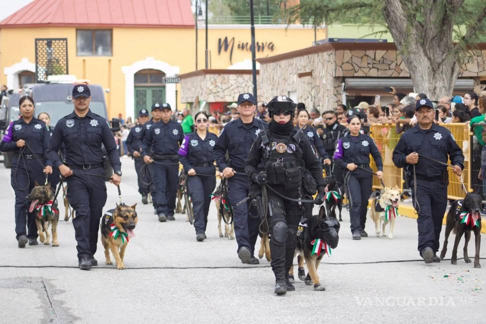 $!Elementos estatales, Ejército y Guardia Nacional avanzan por la avenida principal.
