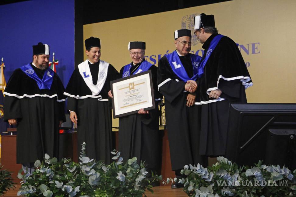 $!El doctor José Narro Robles, al momento de recibir el grado Doctor Honoris Causa de manos del rector de la UAdeC.