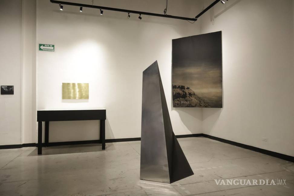 $!El monolito que es central en algunas de las obras está presente en la exposición.