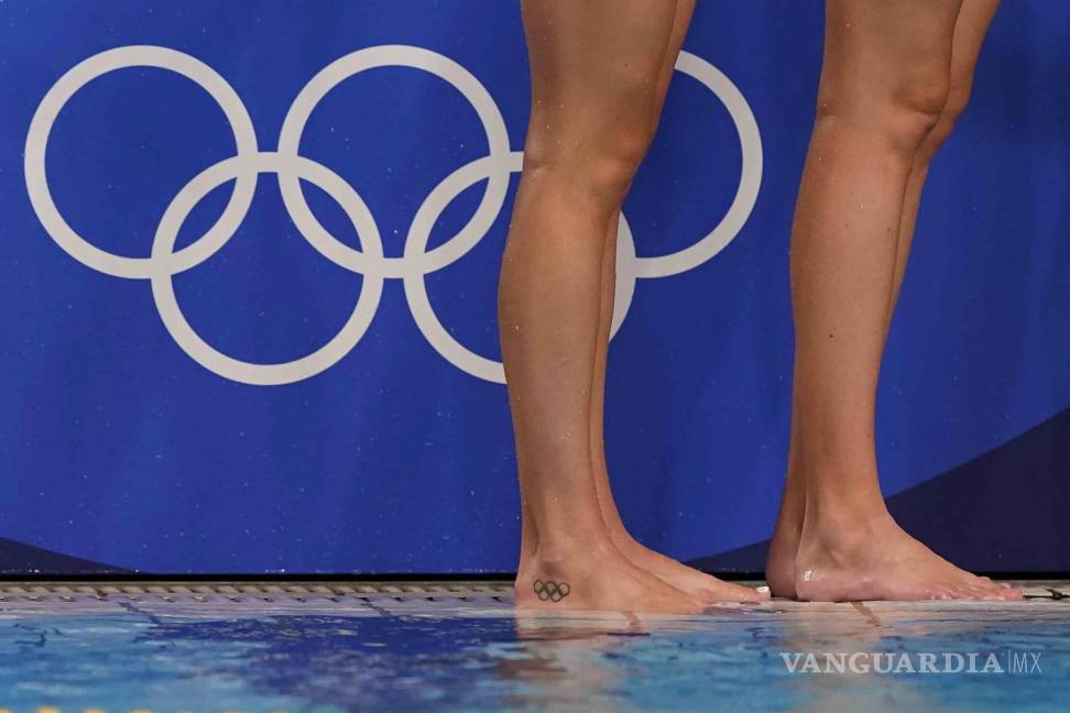 $!Una jugadora de Estados Unidos con un tatuaje de anillo olímpico en su pie durante un partido de waterpolo femenino de la ronda preliminar contra Japón. (AP Photo/Mark Humphrey)