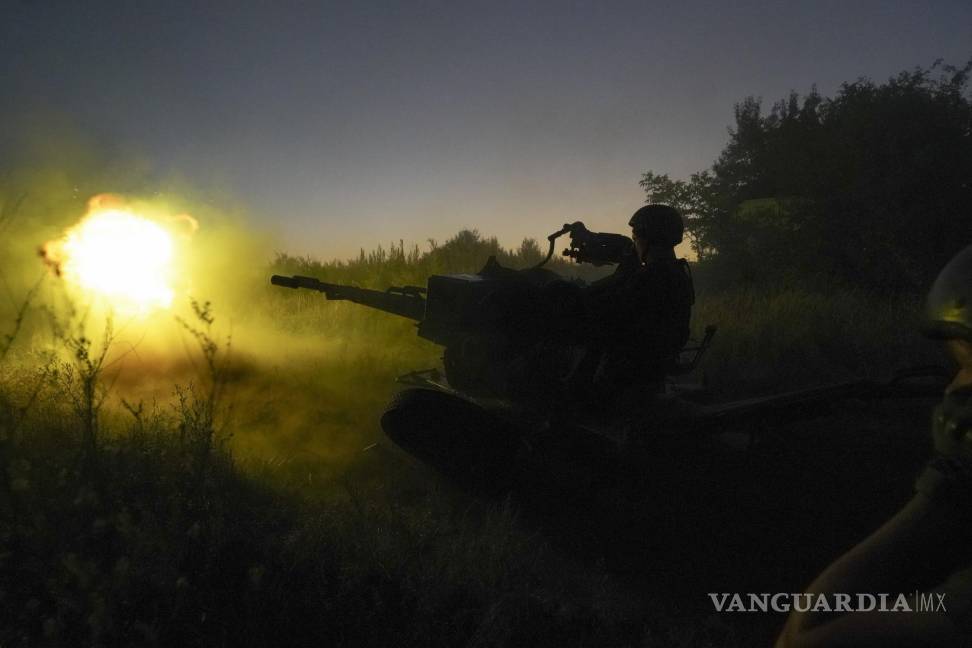 $!Militares ucranianos disparan contra posiciones rusas desde cañones antiaéreos en la región de Kharkiv, Ucrania.
