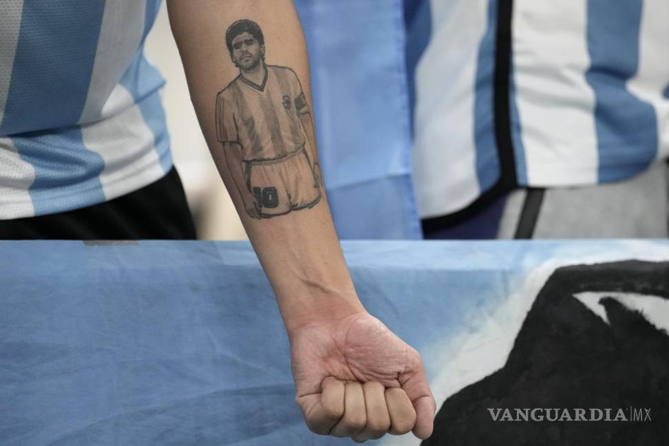$!Aficionado de Argentina muestra su tatuaje sobre Lionel Messi.