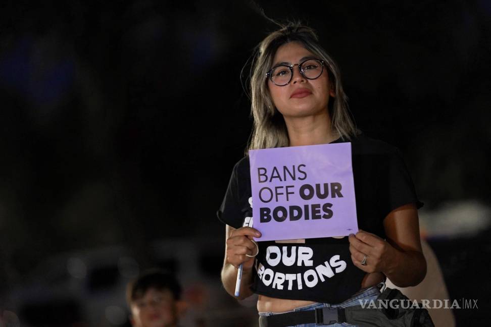$!Celina Washburn en una protesta el 23 de septiembre de 2022, frente al Capitolio de Arizona en Phoenix, para expresar su oposición a una sentencia sobre el aborto.