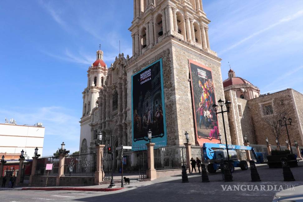 $!La Catedral de Santiago en Saltillo luce las lonas publicitarias, parte de la promoción de la reciente visita al Vaticano por parte del gobierno estatal.