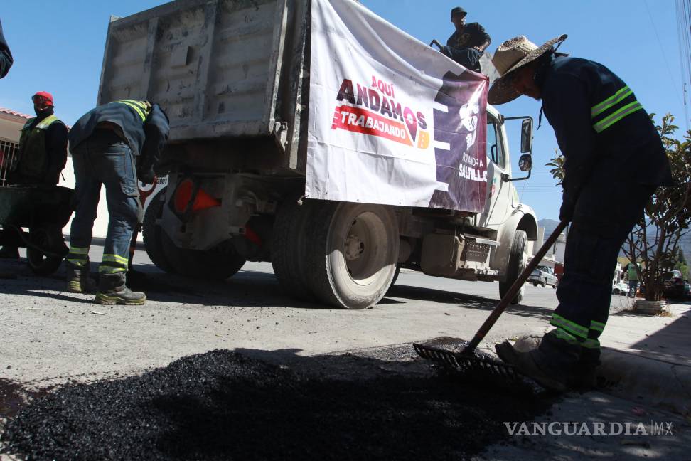 $!Las cuadrillas del programa “Aquí Andamos” llevan a cabo trabajos de bacheo en la colonia Buitres 1er Sector, mejorando la infraestructura vial para el beneficio de los habitantes.