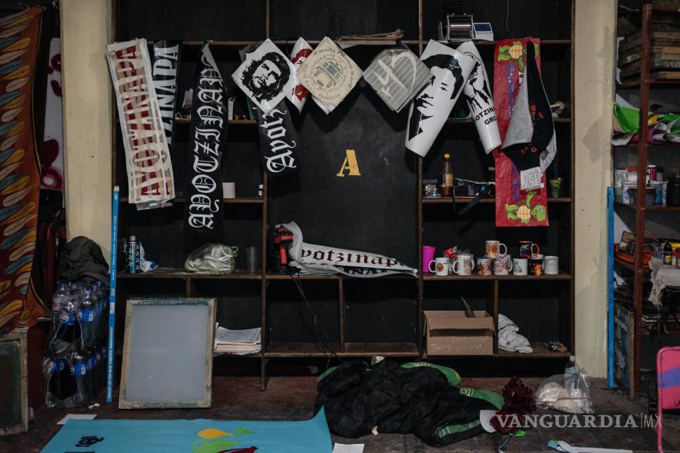 $!Carteles políticos y letreros expuestos en la tienda de fotocopias de la escuela Normal Rural Raúl Isidro Burgos, en Ayotzinapa, en el estado de Guerrero.