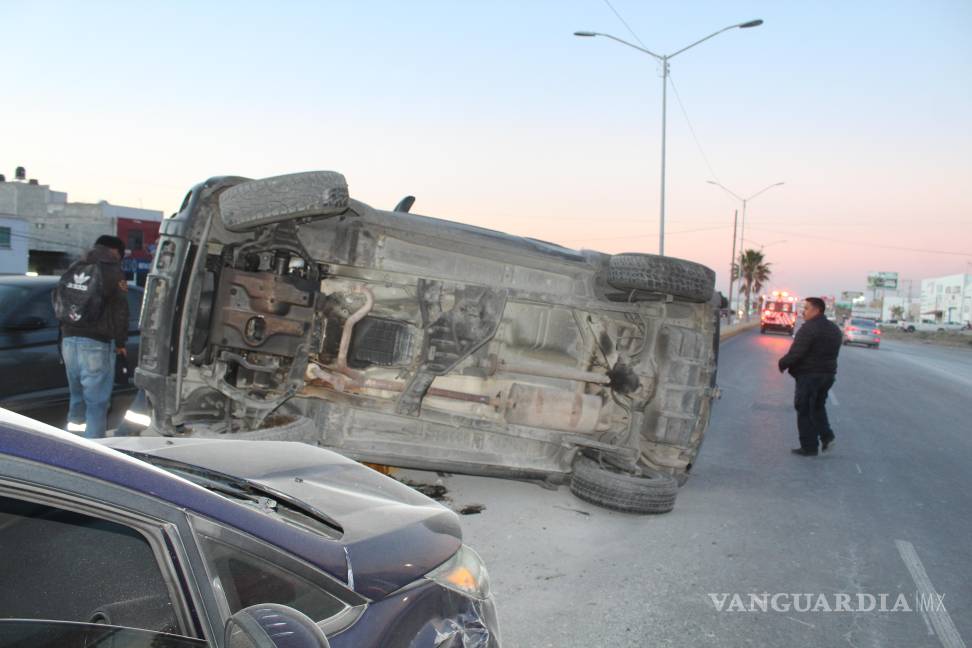 Chocan al sur de Saltillo y vuelcan