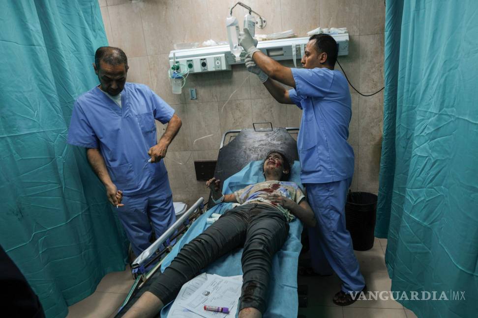$!Una niña palestina herida durante un ataque aéreo israelí recibe atención médica en el hospital de Al-Aqsa en Deir el-Balah, en el centro de la Franja de Gaza.