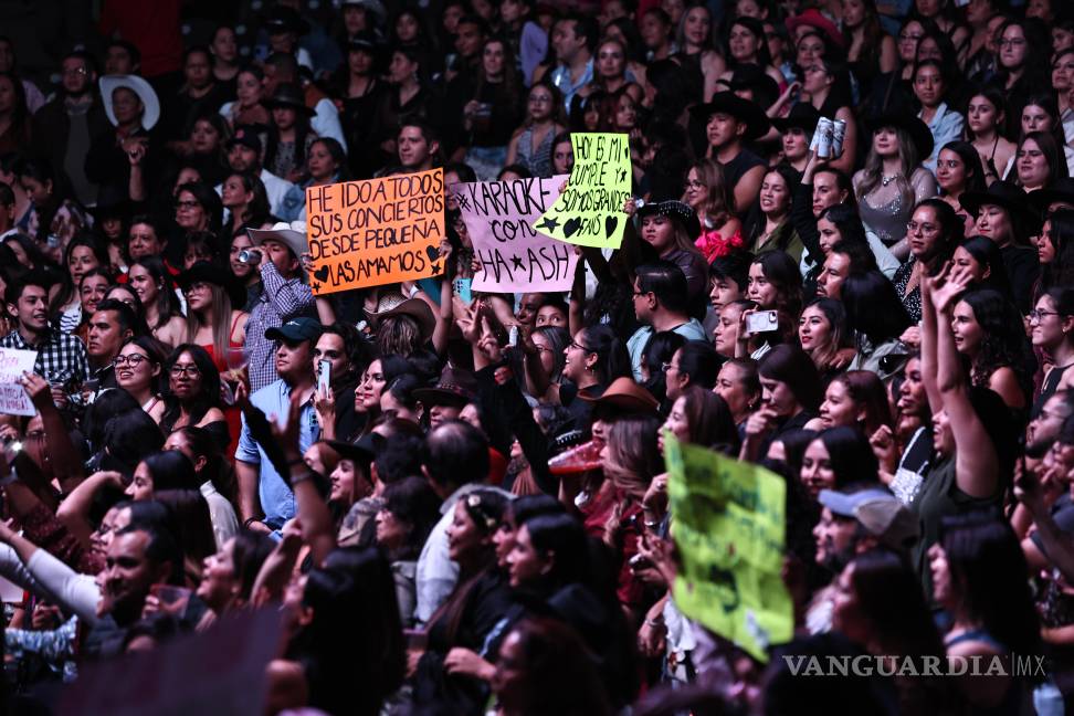 $!Los asistentes mostraron su amor a la dupla con cartelones y con ovaciones entre cada canción.