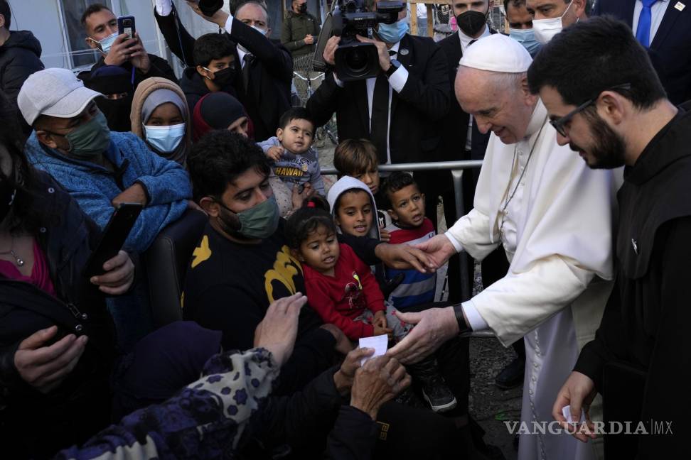 $!El papa Francisco se reúne con migrantes en el campo de refugiados de Karatepe, en la isla griega de Lesbos, en el Mar Egeo. AP/Alessandra Tarantino