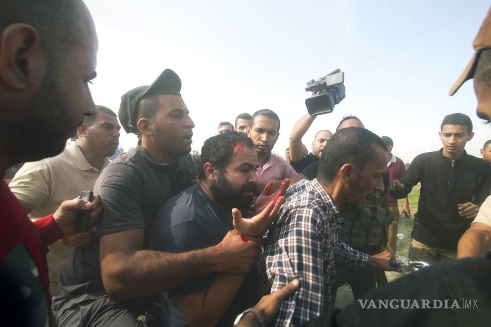 $!Palestinos llevan a un ciudadano israelí capturado (centro), desde el kibutz de Kfar Azza a la Franja de Gaza, el 7 de octubre de 2023.