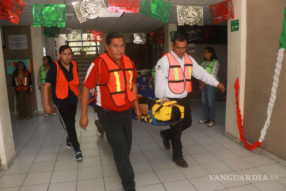 $!El director de la Facultad de Trabajo Social reconoció la participación de 106 alumnos y 27 docentes en el simulacro.