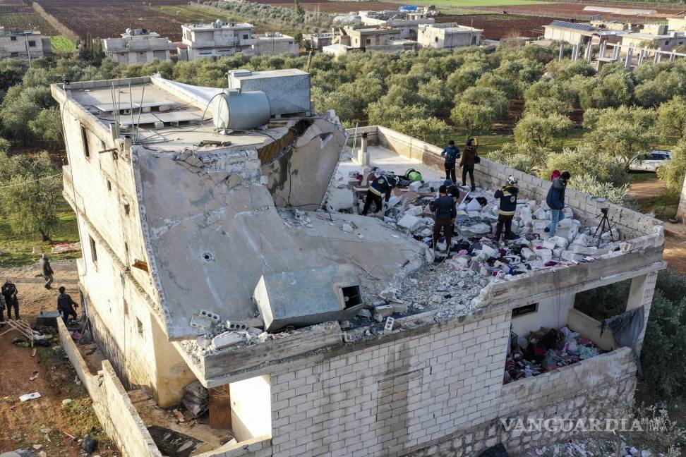 $!Gente inspecciona una casa destruida tras un operativo militar de EU en la aldea siria de Atmeh, provincia de Idlib. AP/Ghaith Alsayed