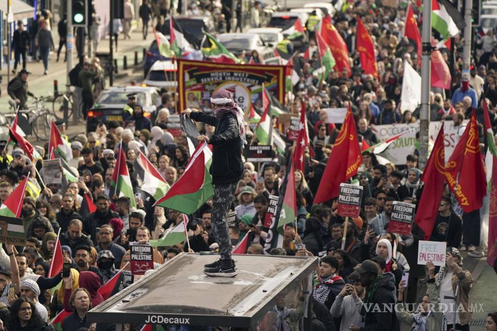 $!Los manifestantes participan en una manifestación y marcha pro-palestinos en Manchester, Inglaterra.