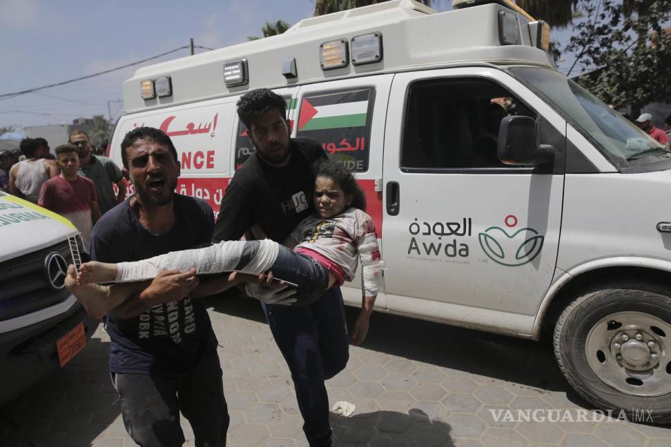 $!Lesionados por los bombardeos israelíes son trasladados al hospital al-Aqsa, en Deir al Balah.