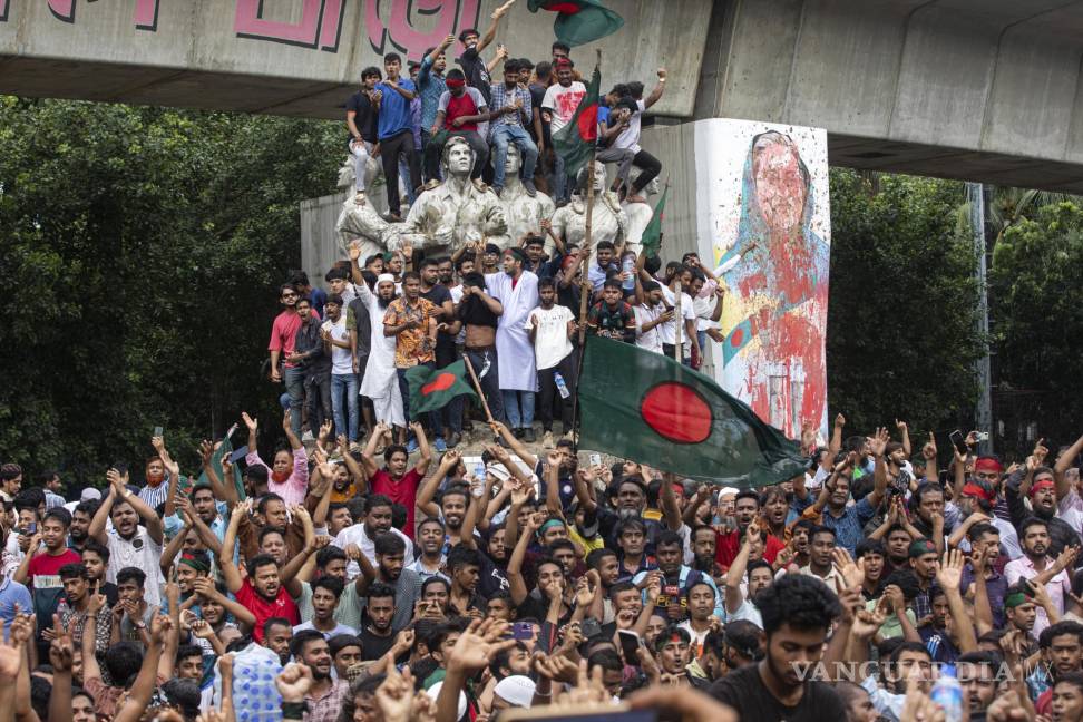 $!Manifestantes suben a un monumento público mientras celebran la noticia de la renuncia de la Primera Ministra Sheikh Hasina, en Dhaka, Bangladesh.