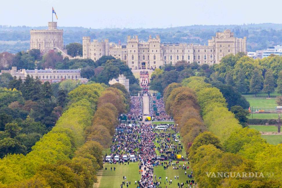 $!Vista del Castillo de Windsor mientras Su Majestad la Reina Isabel II es conducida en su coche fúnebre estatal desde Londres a Windsor.