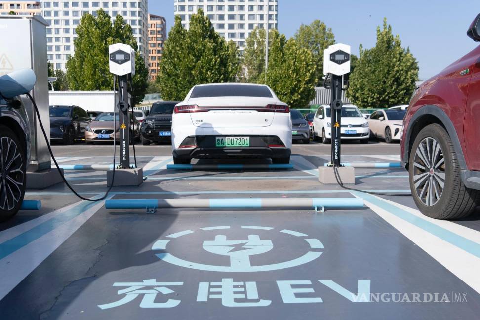 $!Esta fotografía muestra una estación de carga de vehículos eléctricos en Beijing.