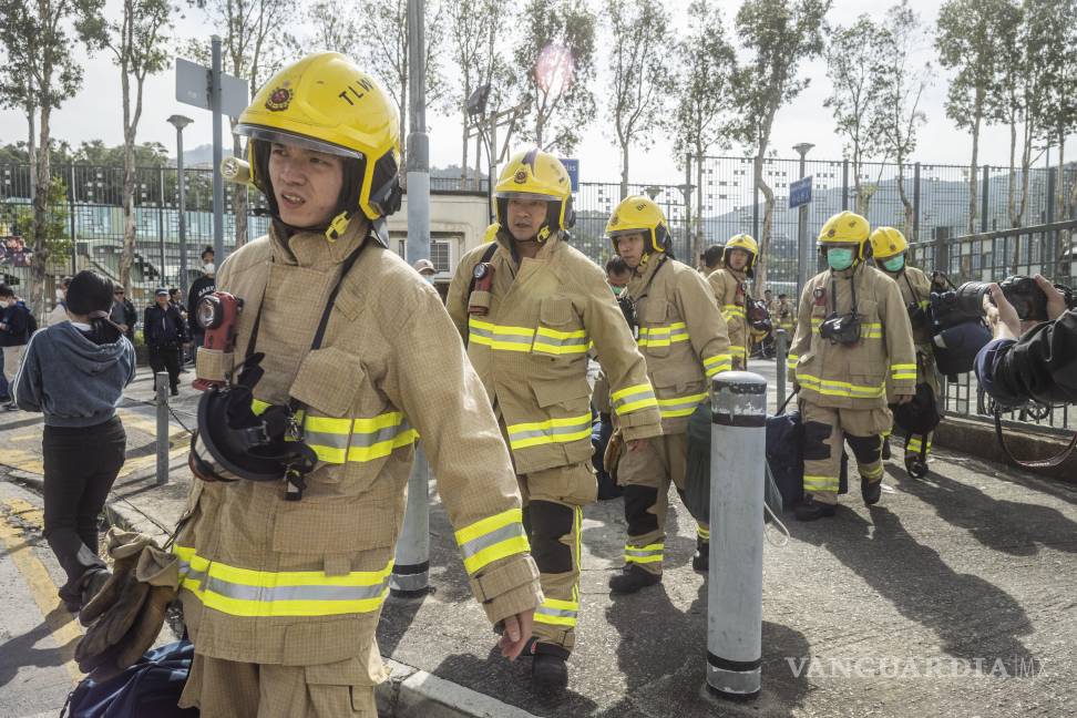 $!Los bomberos llegan al lugar del incendio en el complejo judicial Wang Fuk en el distrito de Tai Po de Hong Kong.