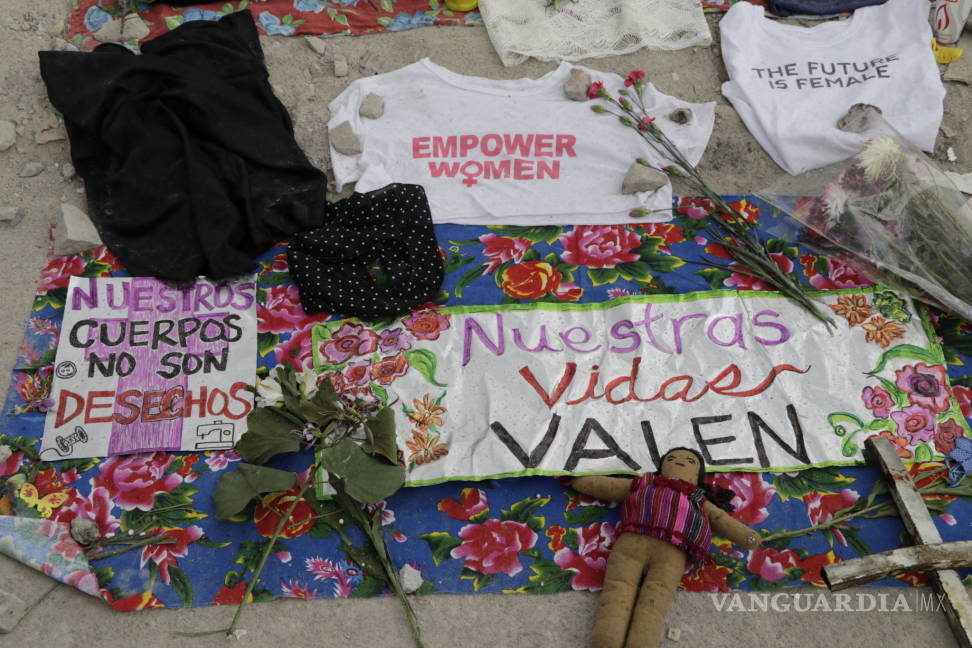 $!Reclaman mujeres por nombres de víctimas en la fábrica de textiles; trabajaban de manera ilegal