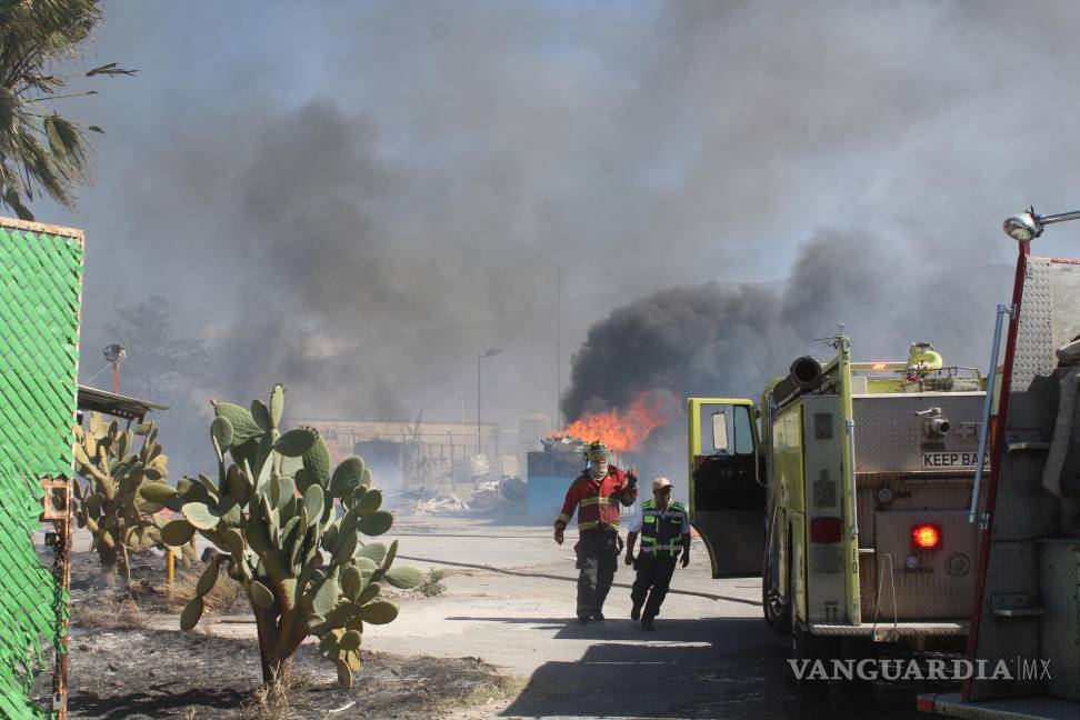Arde recicladora a causa de una colilla de cigarro, en Arteaga