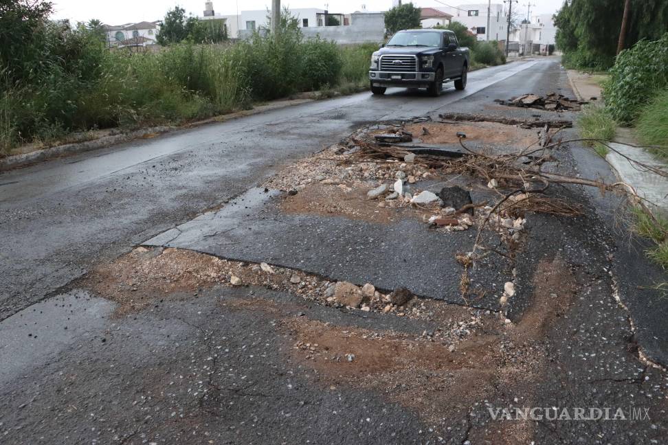 $!Cada temporada de lluvia, el agua desciende con fuerza por la pendiente, levantando el asfalto repetidamente.