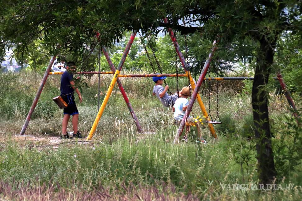 $!Niños juegan y andan en bicicleta en medio de áreas verdes deterioradas del Parque V. Carranza.