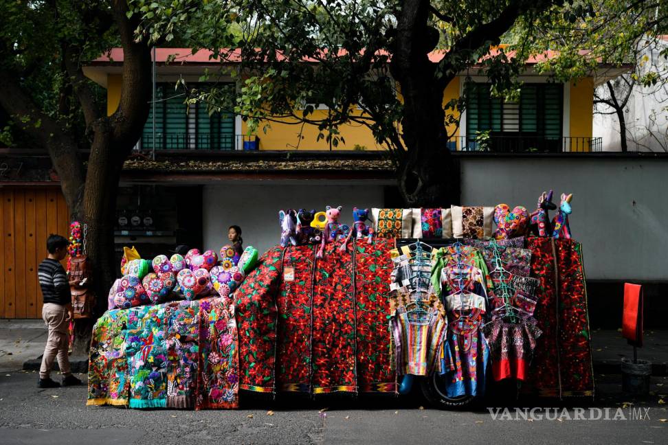 $!Un automóvil cubierto de artesanías a la venta está estacionado en una calle de la Ciudad de México, el 4 de diciembre de 2023.