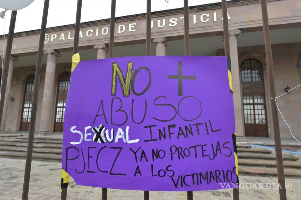$!Saltillo, Coah. Mex. 19 de octubre del 2022 Manifestación de Colectivos Feministas de la Laguna en el Palacio de Justicia, esto por supuestos cabusos o negligencias en casos de violencia contra menores.