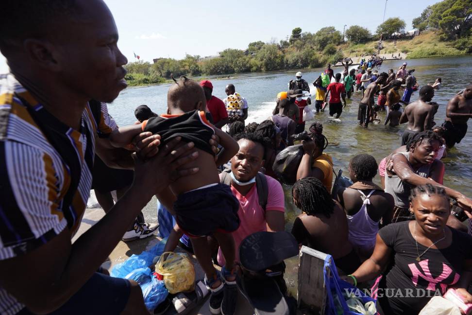 $!Los migrantes haitianos usan una presa para cruzar el río Bravo hacia y desde los Estados Unidos desde México en Del Rio, Texas. AP/Eric Gay