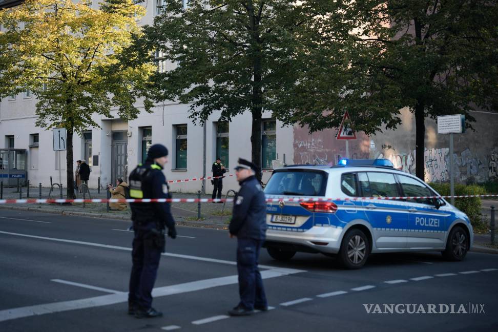 $!Policías alemanes montan guardia ante el complejo de la comunidad Kahal Adass Jisroel, que incluye una sinagoga, un kínder y un centro comunitario, en Berlín.