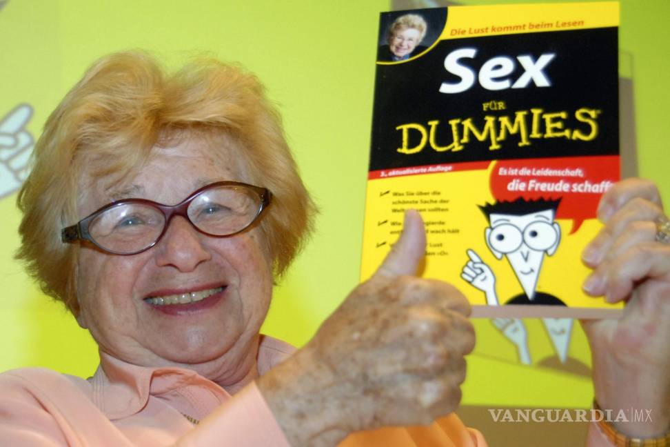 $!La Dra. Ruth Westheimer sostien su libro “Sex for Dummies” en la Feria Internacional del Libro de Frankfurt “Frankfurter Buchmesse” en Frankfurt.