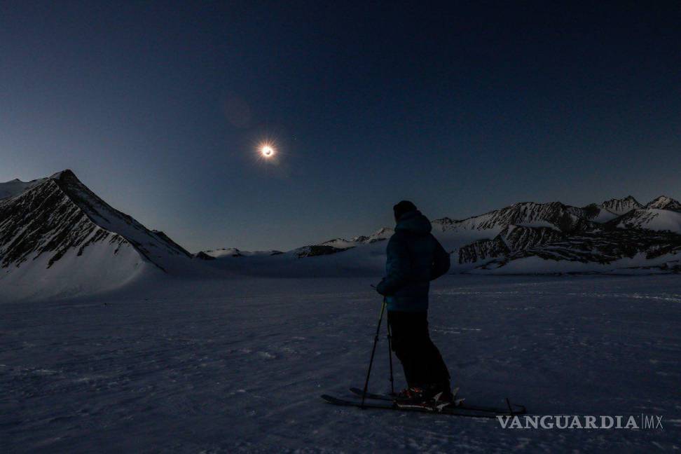 $!Vista del eclipse solar total en el territorio de la Antártida chilena. Felipe Truba/Imagen Chile/Twitter