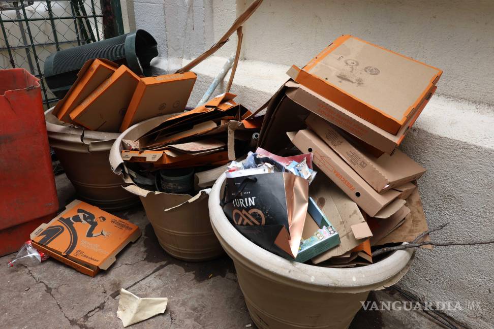 $!Montones de cajas vacías se acumularon temporalmente en áreas públicas, reflejo del alto volumen de ventas generado por la promoción; todas fueron retiradas por brigadas de limpieza antes de superar las 24 horas.