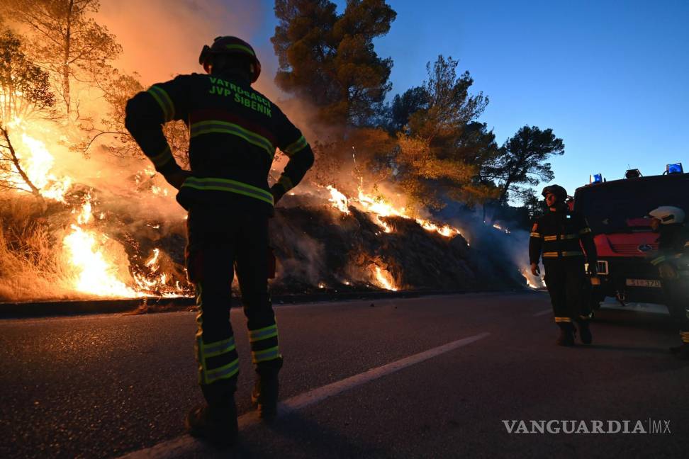 $!Los bomberos observan un incendio forestal cerca de Zaton, Croacia.