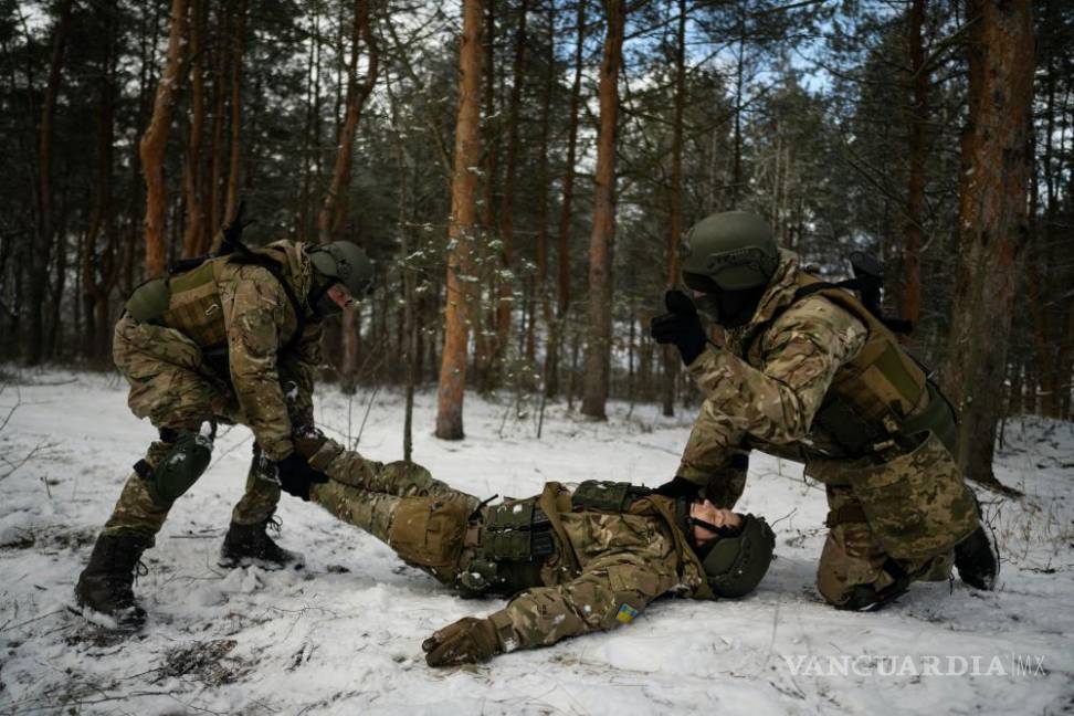 $!Un soldado de la Legión de Rusia Libre finge estar herido durante un entrenamiento en la región de Kiev en Ucrania.