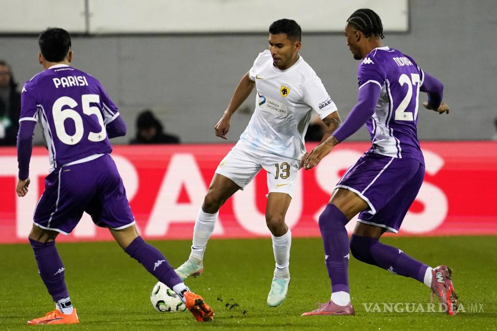 $!Orbelín Pineda disputó cada balón con intensidad en el mediocampo del AEK de Atenas durante su victoria sobre la Fiorentina.