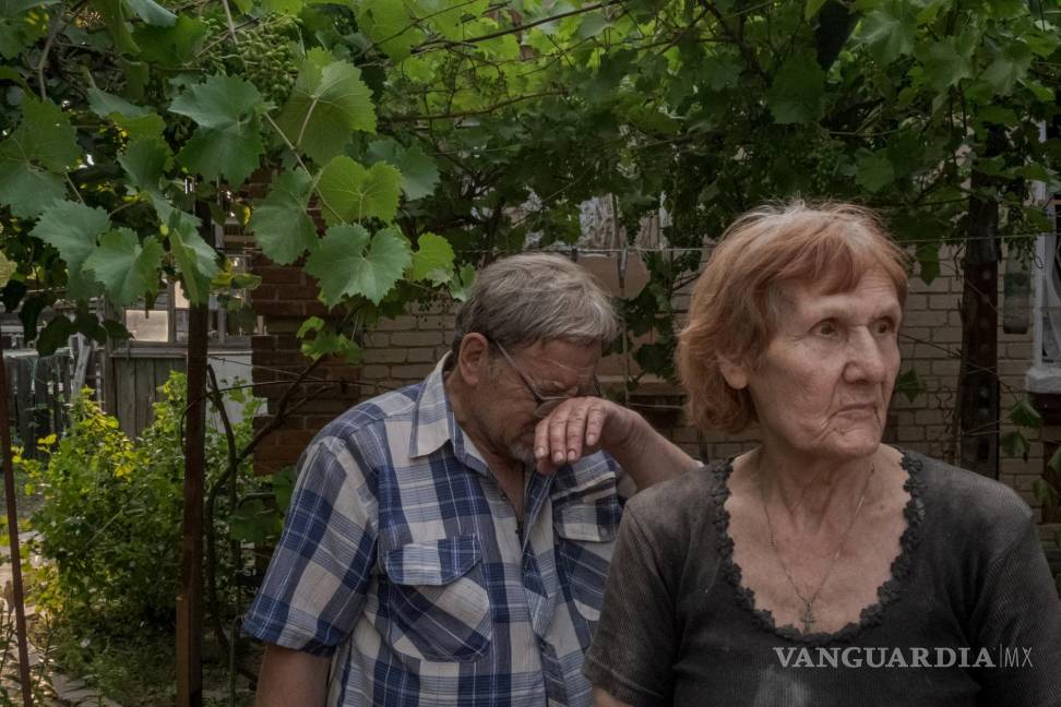 $!Hennady Kononenko está abrumado por la emoción mientras está con su esposa Nina frente a su casa que fue atacada por bombardeos en Sloviansk, en Ucrania.