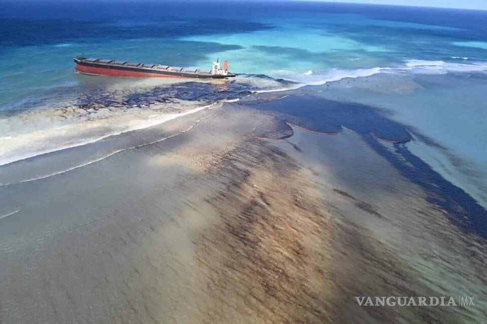 $!Islas Mauricio declara la emergencia ambiental por derrame de un barco petrolero
