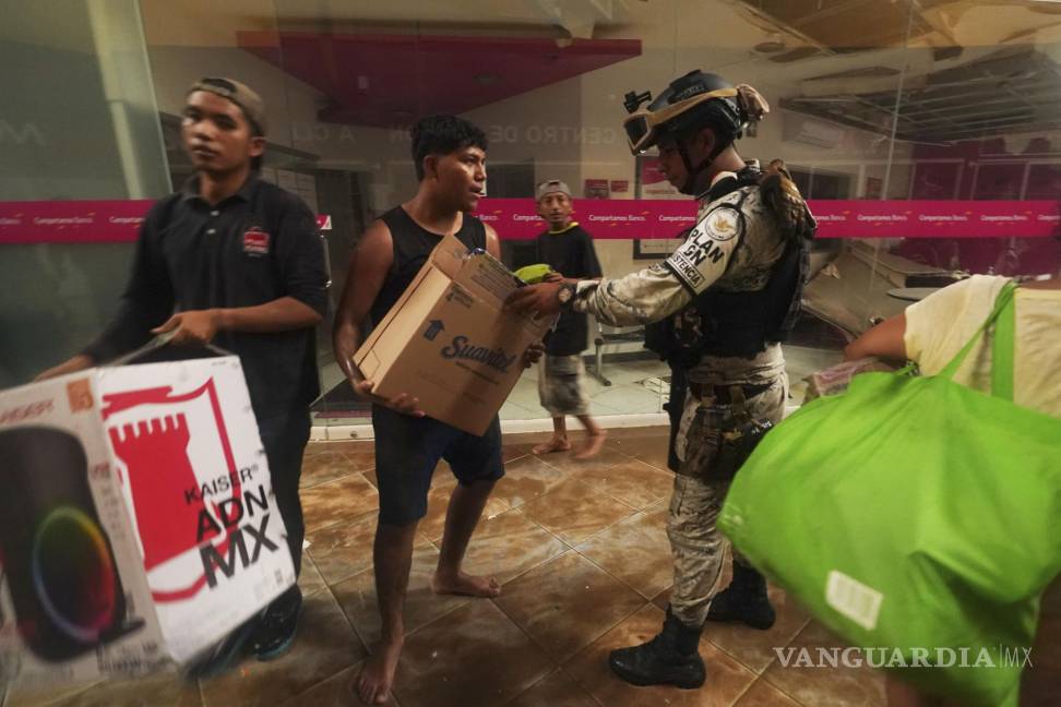 $!Un soldado de la Guardia Nacional mexicana intenta detener los saqueos en un centro comercial después de que el huracán Otis arrasara Acapulco, México.