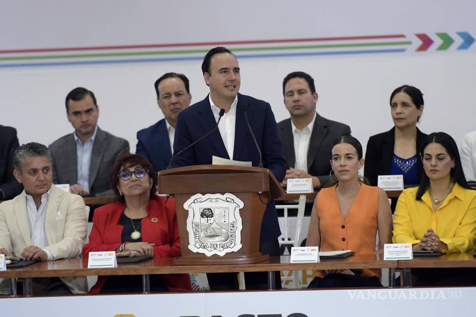 $!Manolo Jiménez firmó el pacto acompañado por líderes empresariales, sindicales y representantes internacionales.