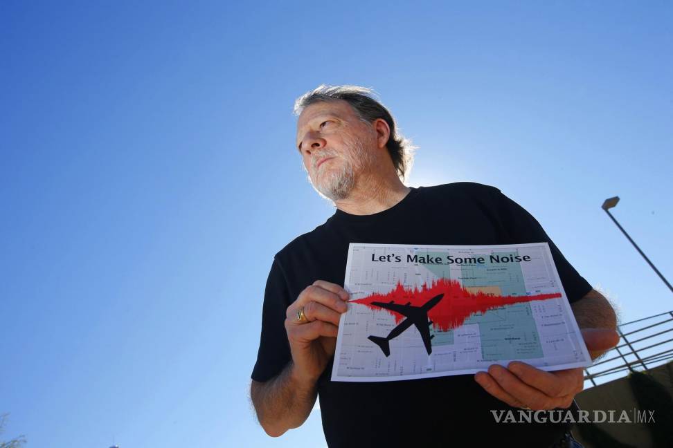 $!6/02/2015. Steve Dreiseszun tiene un gráfico del aumento del ruido provocado por los aviones, afectado tanto a él como a sus vecinos por el ruido que prodicen.