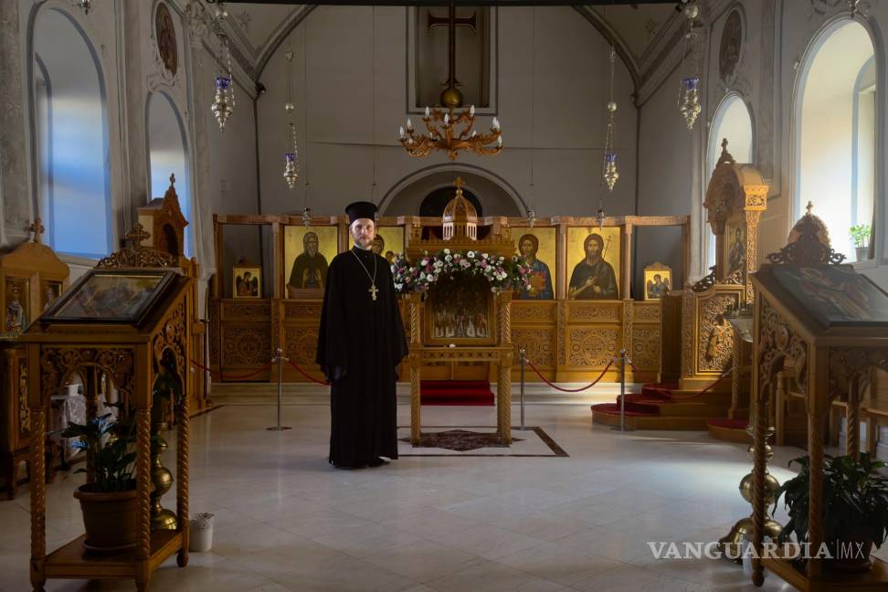 $!El reverendo Ioann Koval se encuentra dentro de una antigua iglesia ortodoxa en Antalya, Turquía.