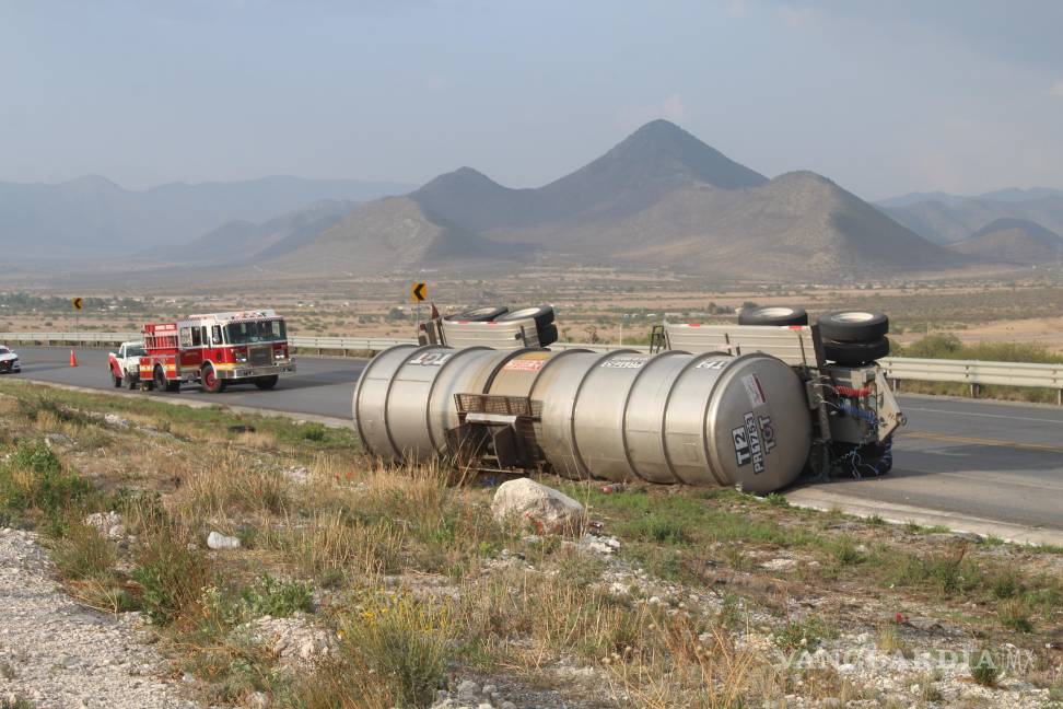 Tanque de diésel de tráiler se desprende y vuelca en la carretera Saltillo-Zacatecas