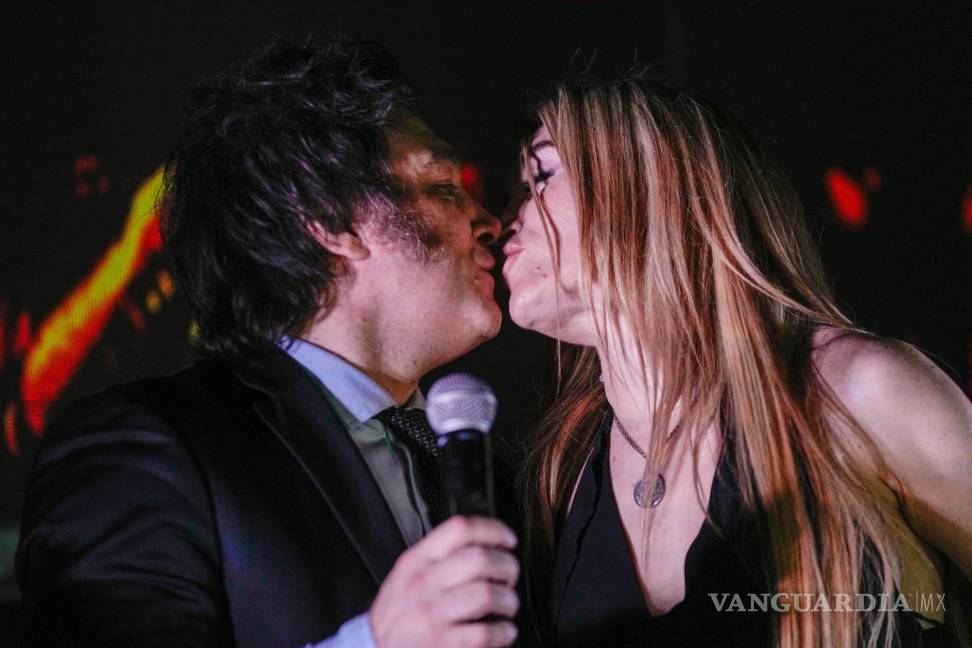 $!El candidato presidencial de la coalición Libertad Avanza Javier Milei, a la derecha, besa a su novia Fátima Flórez en su sede de campaña en Buenos Aires.