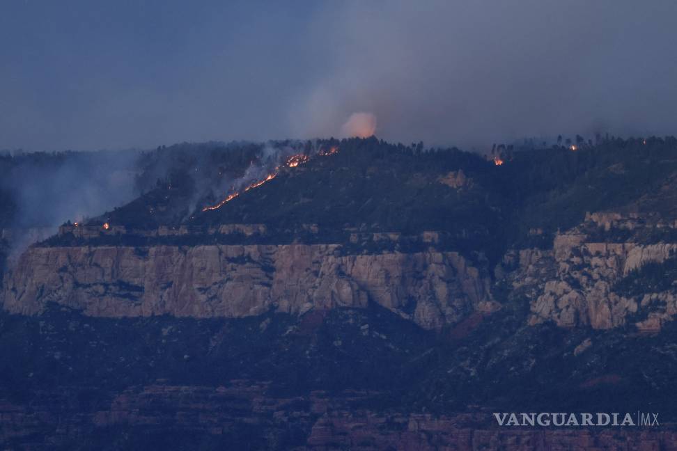 $!El incendio Dragon Bravo que arde en el ramal norte del Gran Cañón fue provocado por un rayo el 4 de julio.