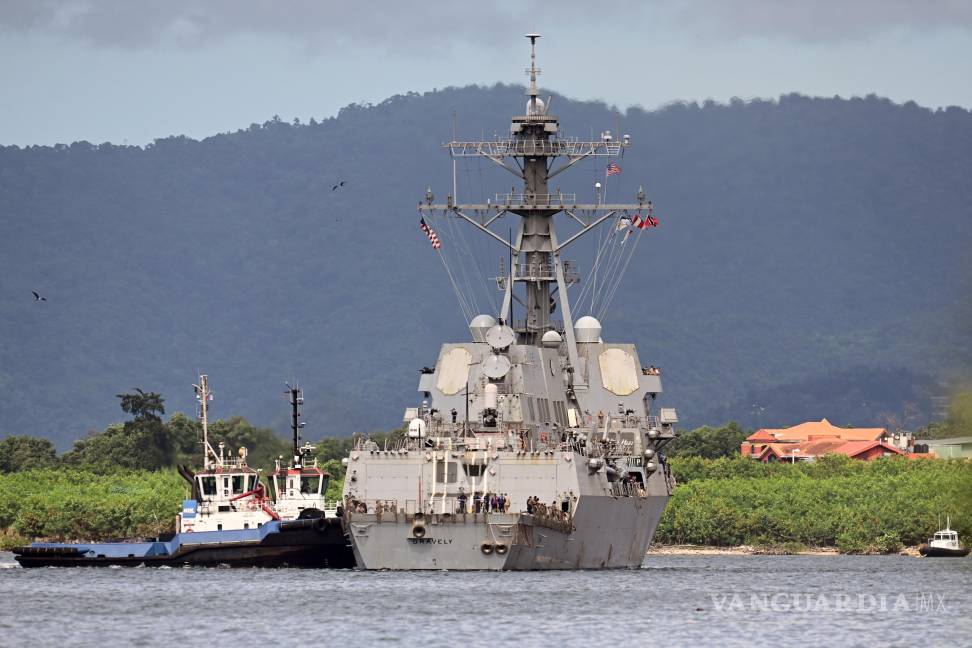 $!El destructor USS Gravely se prepara para atracar en Puerto España, Trinidad y Tobago, para realizar ejercicios militares.